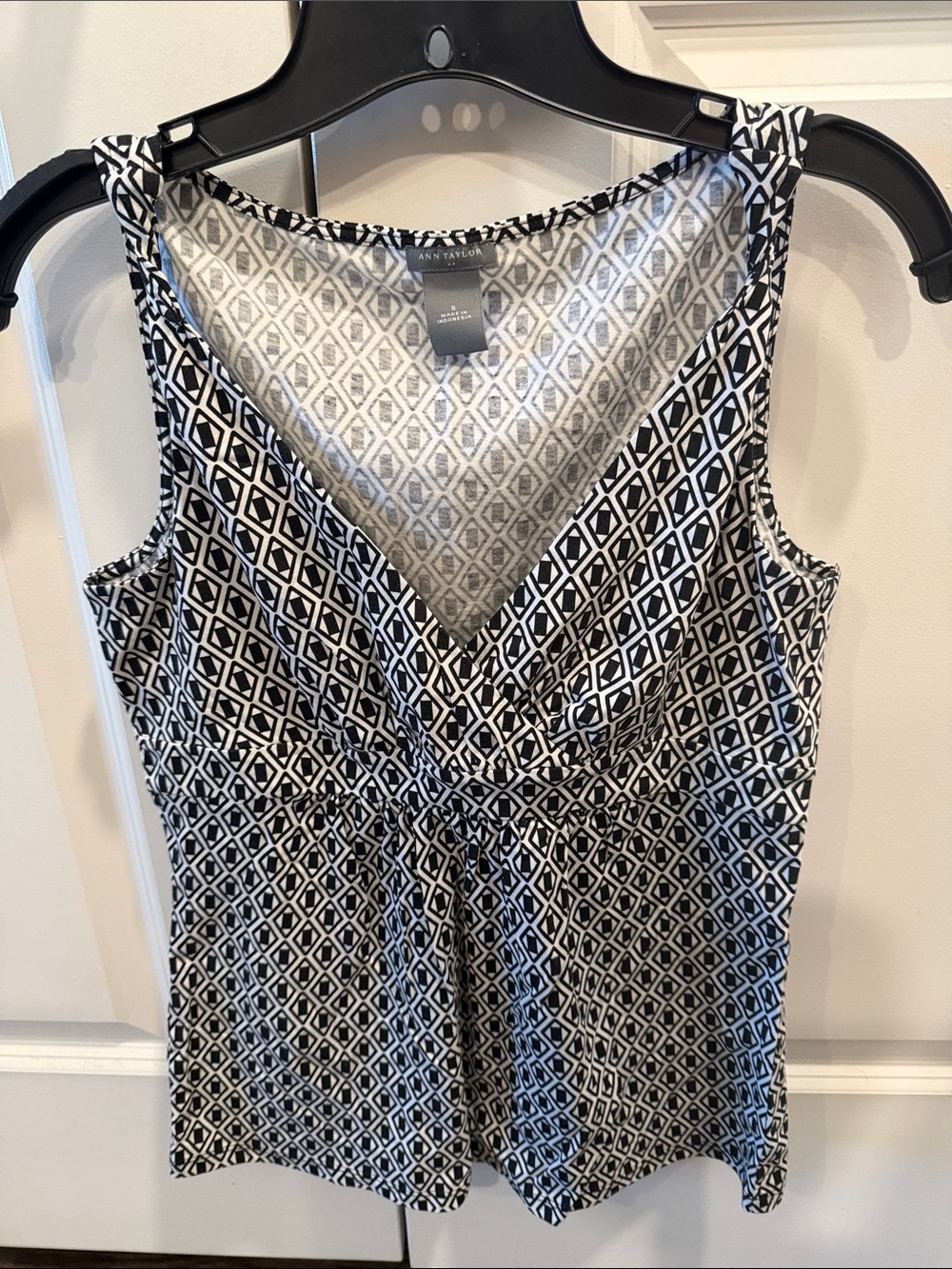 Ann Taylor Black & White Geometric V-Neck Sleeveless Top